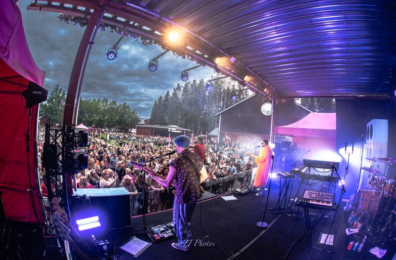 Olavi Uusivirta esiintymässä Krapin Pajan puistokonsertissa kesällä 2025